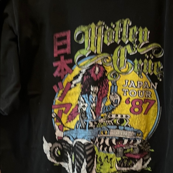 Black and Yellow Short Sleeve Tee with Graphic Design - Picture 2 of 2